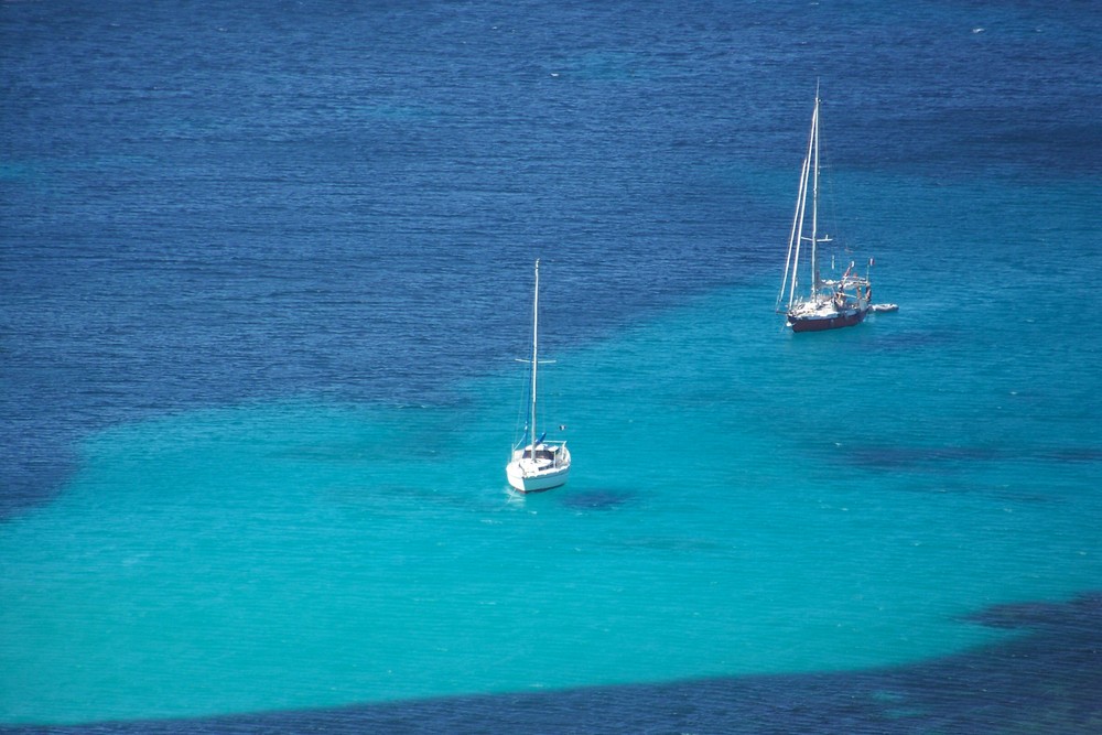 Bateaux amarrés en lagon corse