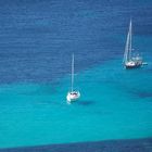 Bateaux amarrés en lagon corse