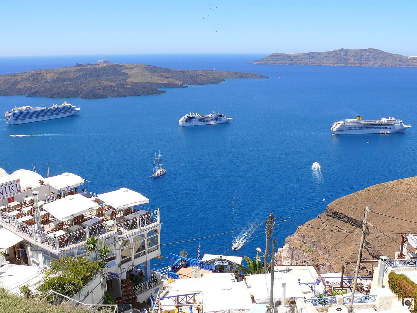 bateaux de croisière au pied de Fira.............