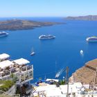 bateaux de croisière au pied de Fira.............