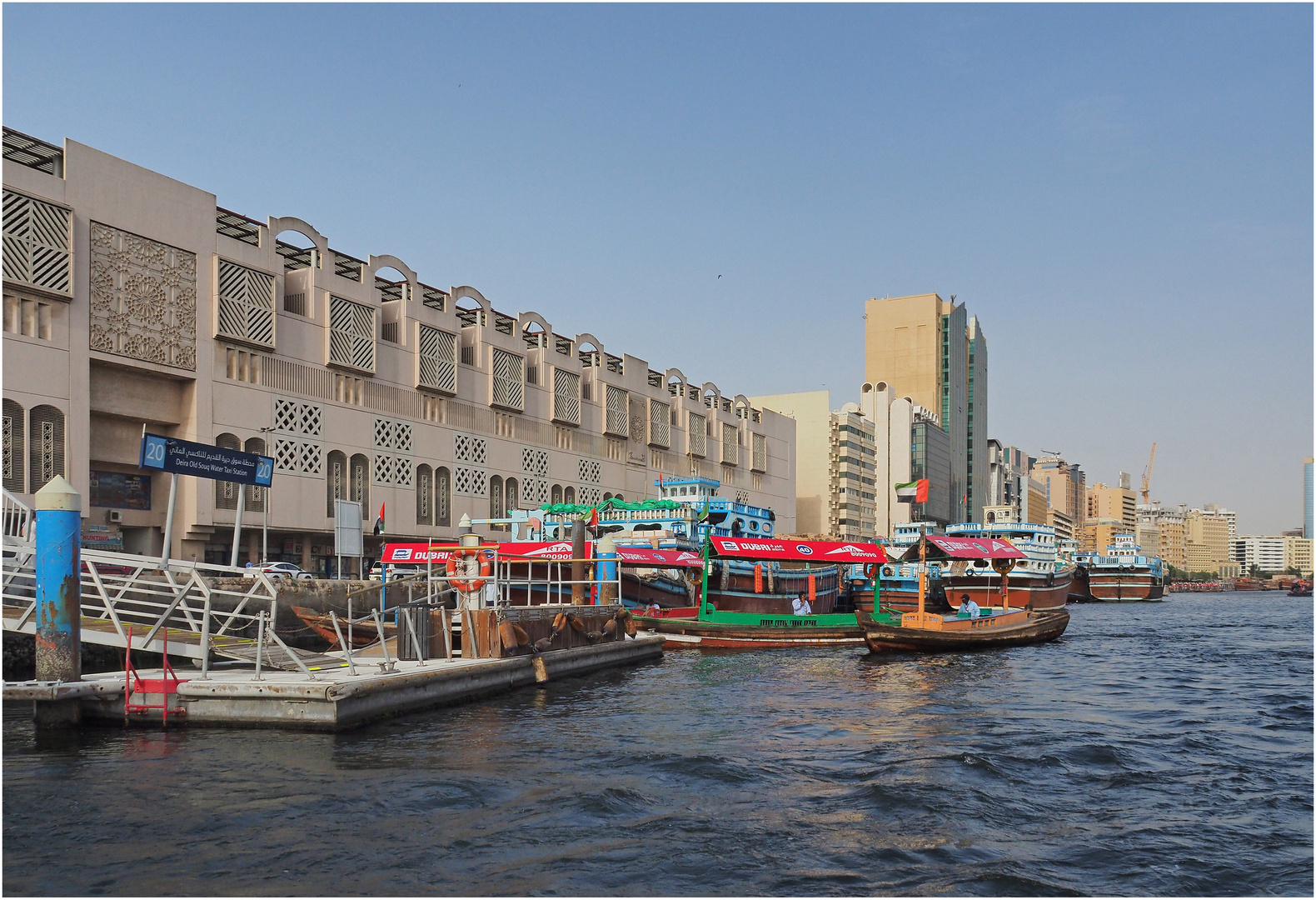 Bateaux traditionnels « abras » le long du Khor Dubaï