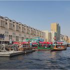 Bateaux traditionnels « abras » le long du Khor Dubaï