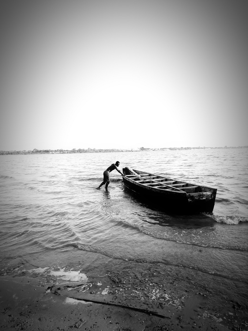 Batelier lac Togo 