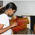 Batikkünstlerin bei der Arbeit (2)