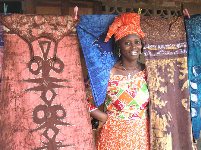 Batikstoffe und Afrikanerin in Ziguinchor, Senegal