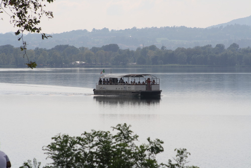 battello sul lago di Pusiano