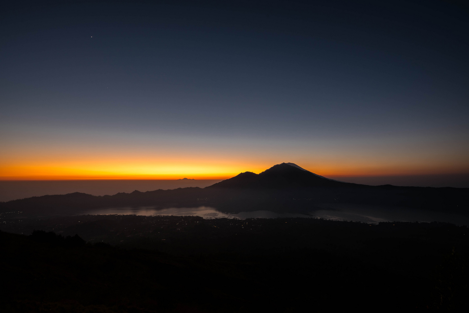 Batur Lake vor Sonnenaufgang