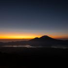 Batur Lake vor Sonnenaufgang