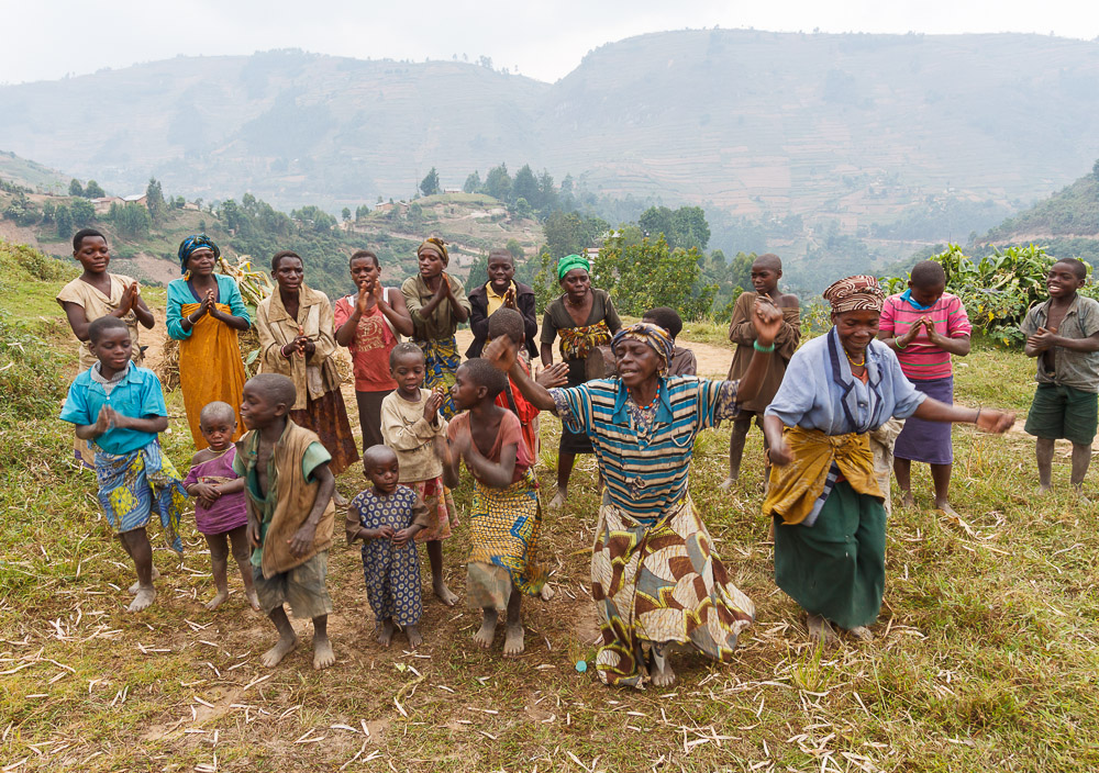 Batwa-Familie beim Tanz