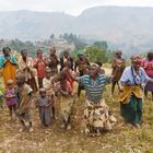 Batwa-Familie beim Tanz