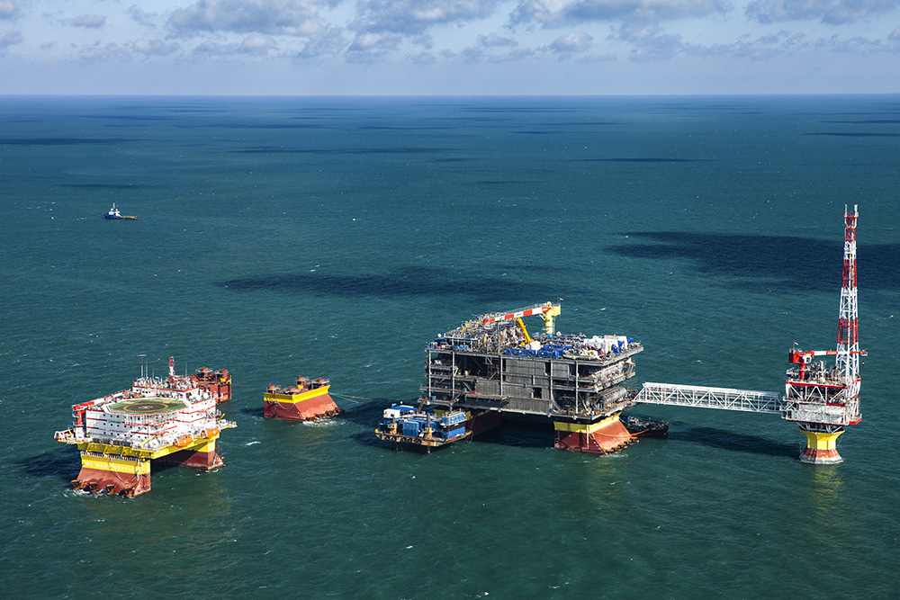 Bau einer Ölplattform im Kaspischen Meer Foto & Bild industrie und technik, energietechnik