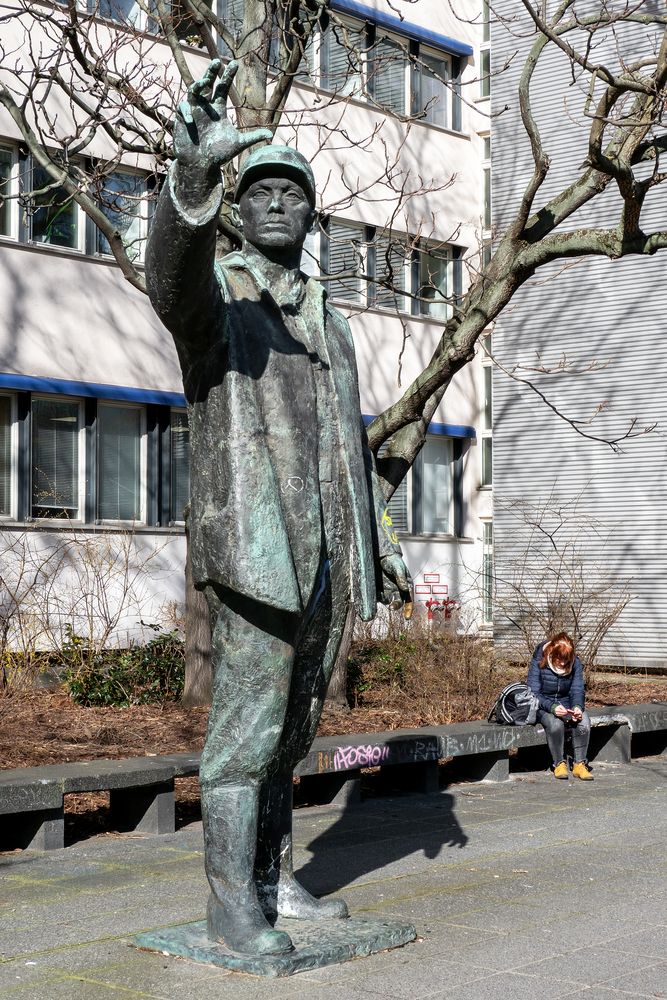 Bauarbeiter-Skulptur mit Goldfinger