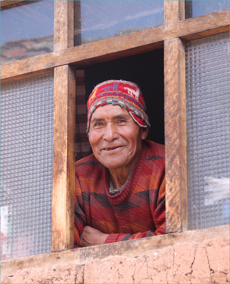 Bauer im Hochland am Fenster ... in Peru