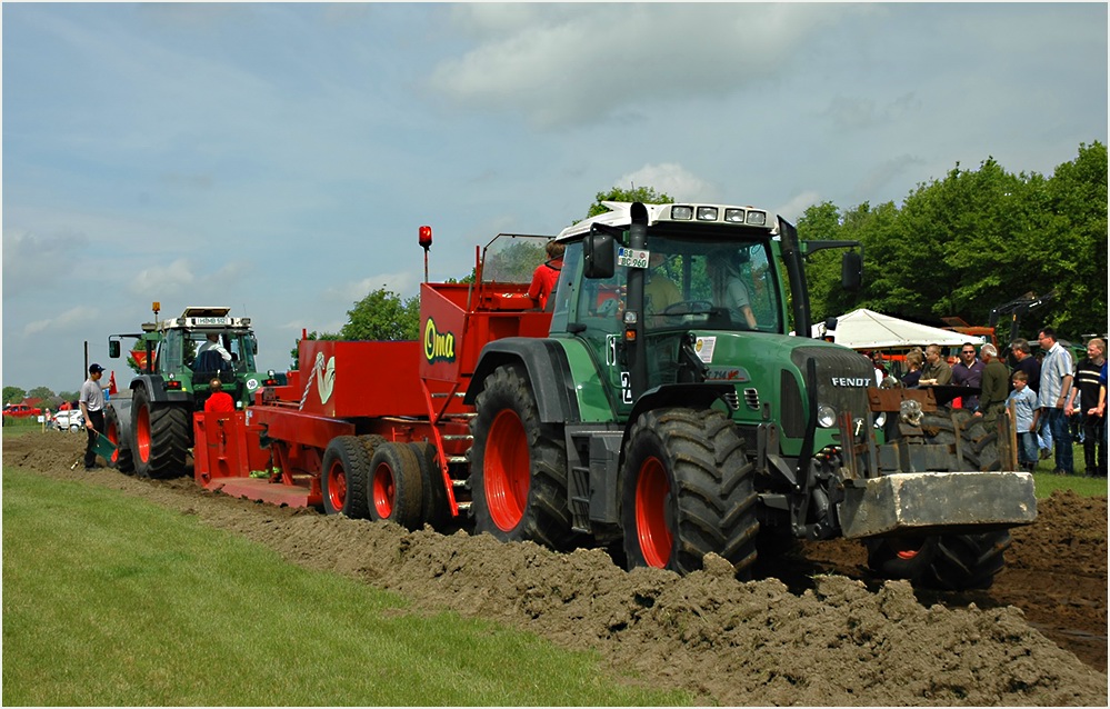 Bauern .................. romantische Kerle bei ihrem Sonntagsvergnügen *Traktor-Pulling*