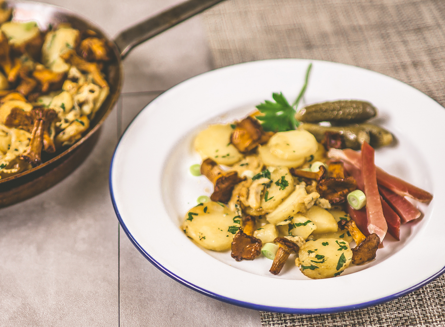 Bauernfrühstück mit Pfifferlingen Foto &amp; Bild | stillleben, food ...