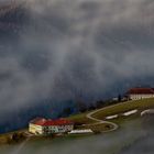 Bauernhäuser im Nebel