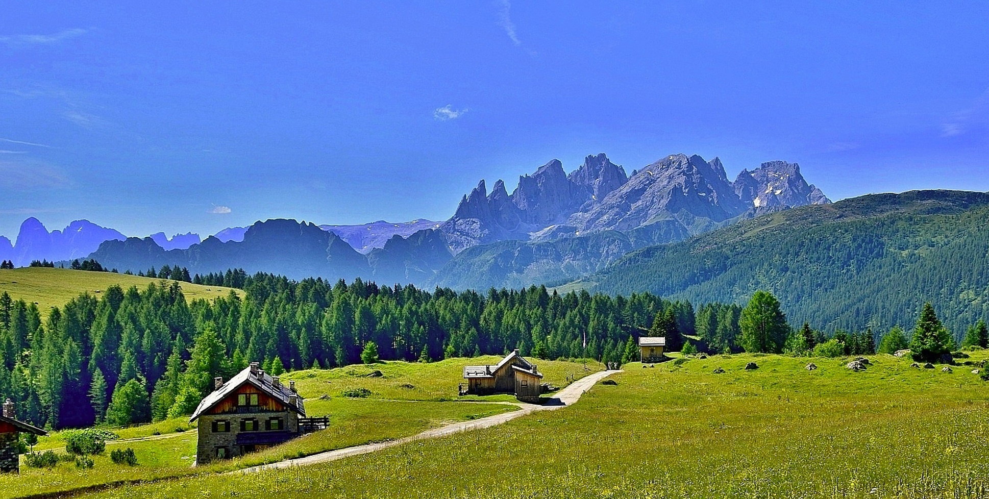 Bauernhäuser und Stadel in der Nähe von Rifugio Fuciade