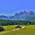 Bauernhäuser und Stadel in der Nähe von Rifugio Fuciade