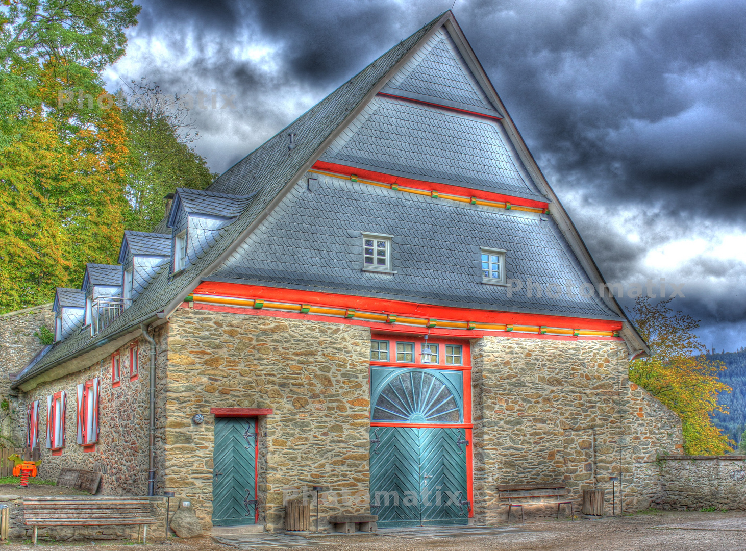 Bauernhaus im Hof einer Burg