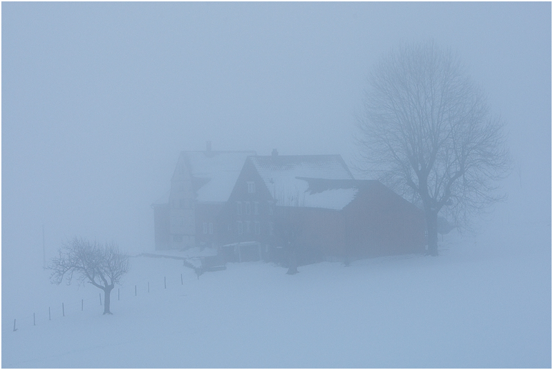 Bauernhaus im Nebel