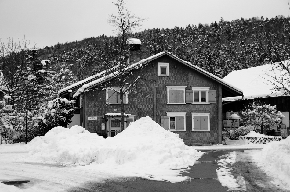 * Bauernhaus im Winterkleid *