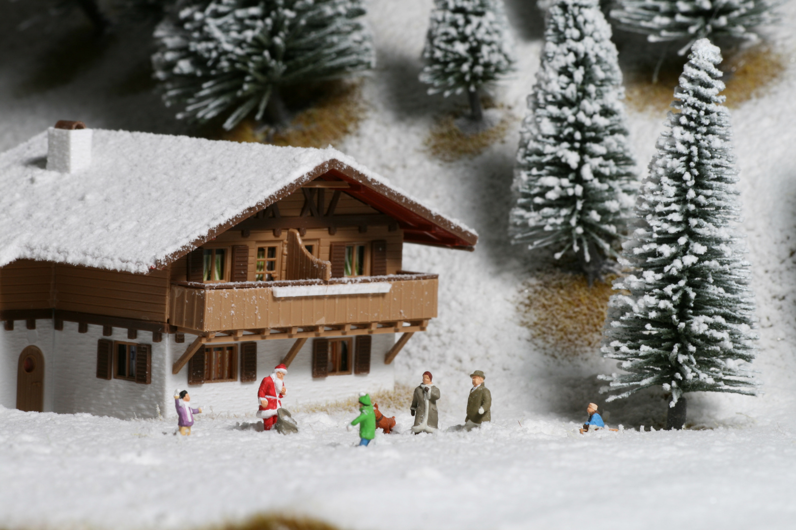 Bauernhaus mit Santaklaus im Schnee