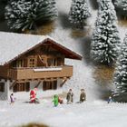 Bauernhaus mit Santaklaus im Schnee