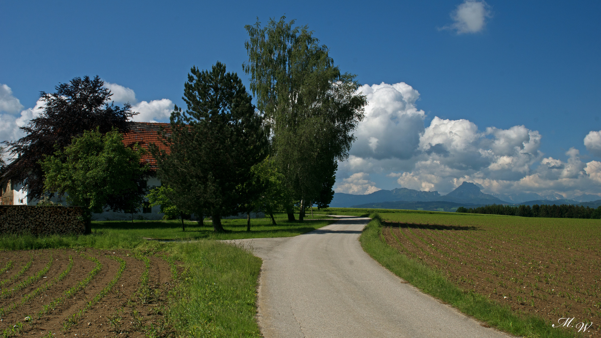 Bauernhaus mit Wolken