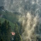 Bauernhöfe auf 1400 m Höhe im Pustertal mit Licht-Nebelstimmung beim Sonnenaufgang.