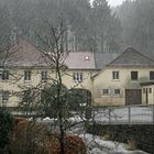 Bauernhof im beginnenden Schneetreiben