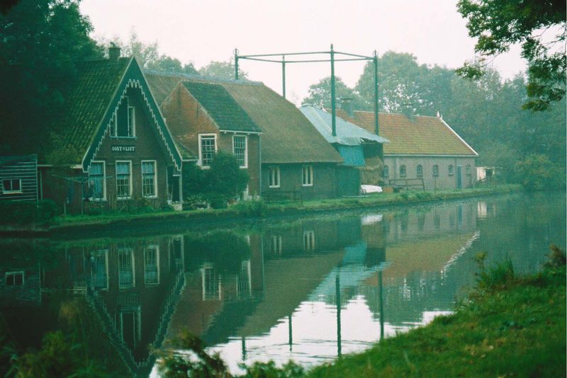 Bauernhof im Holland mit nebel.