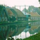 Bauernhof im Holland mit nebel.