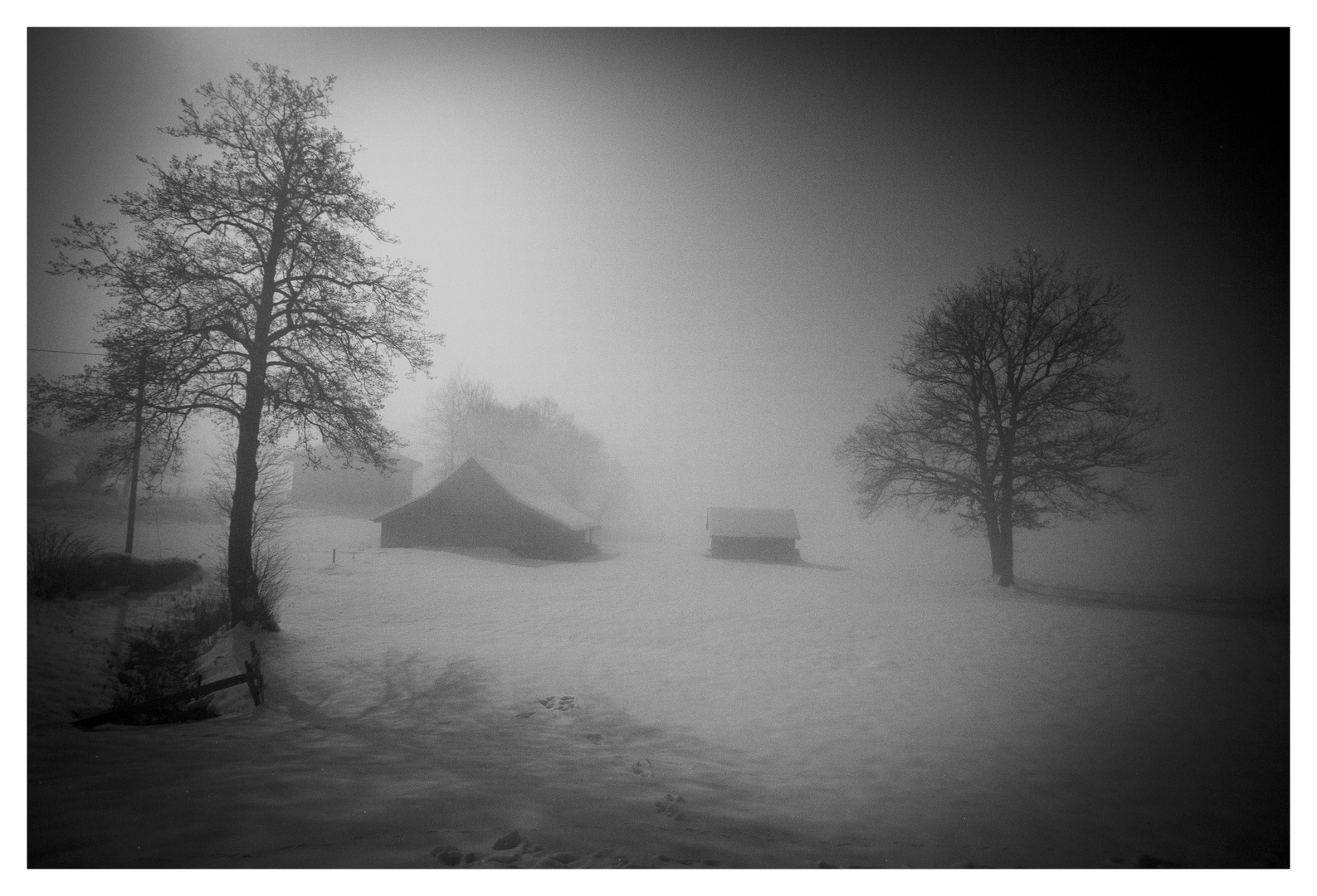 Bauernhof im Nebel in einer Mondnacht