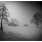 Bauernhof im Nebel in einer Mondnacht