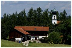 BAUERNOF MIT EIGENER KIRCHE