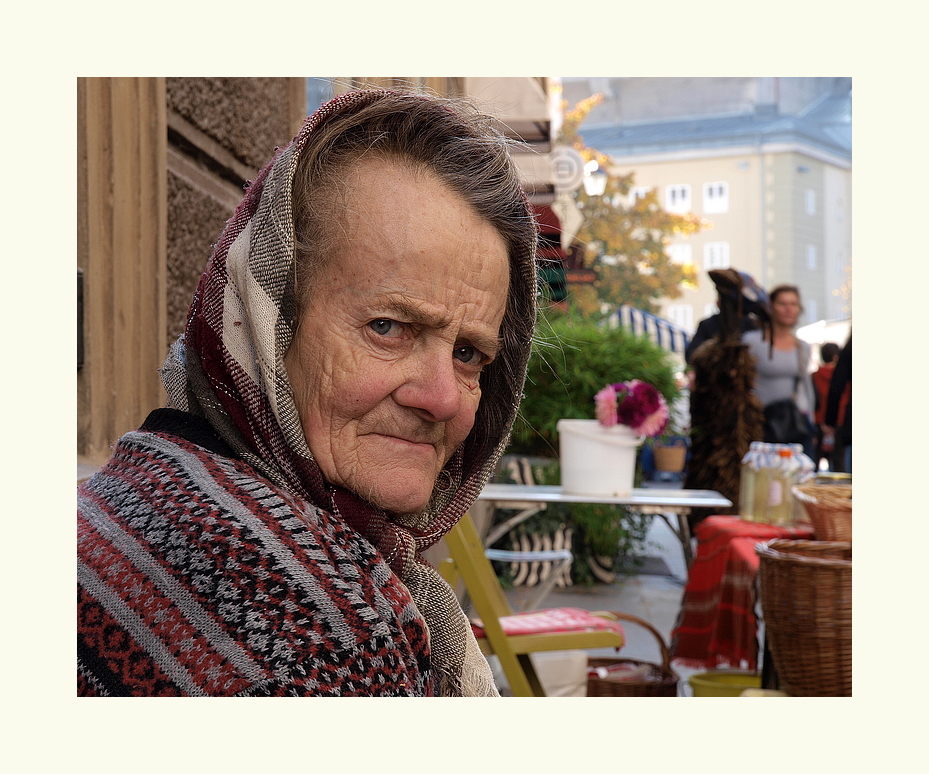 bauersfrau auf dem markt in ....