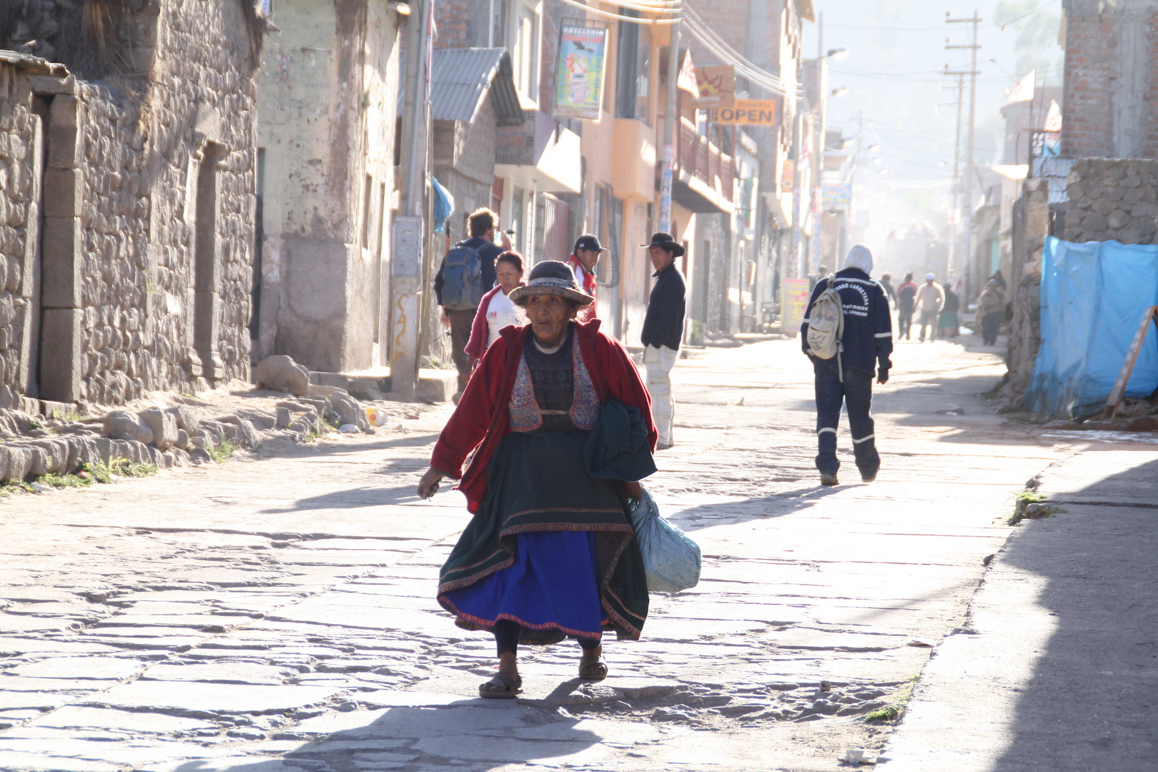 Bauersfrau auf Dorfstrasse ... in Peru