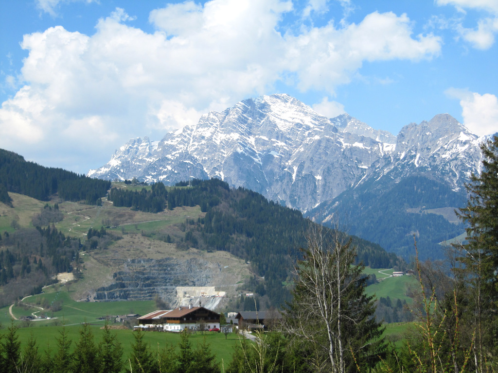 Bauer,Sommerrodelbahn,Steinbruch und Berge im Pinzgau