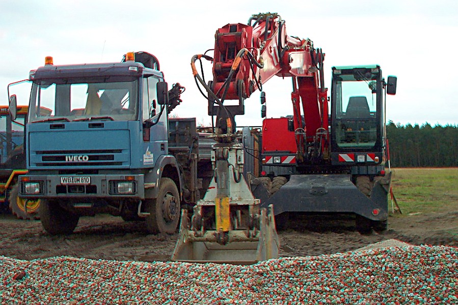 Baufahrzeuge im Gewerbepark