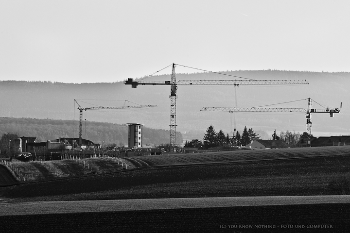 Baukräne in Usingen an einem Januarmorgen