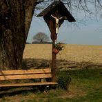 Baum - Bank - Baum - Kreuz - Kirche - Silence