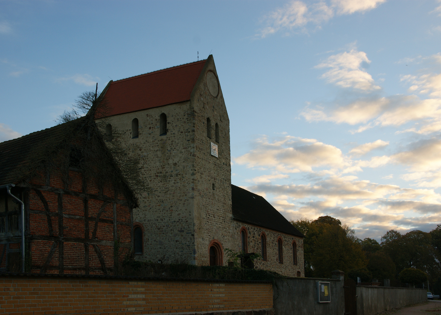 Baum durchdringt Scheune neben der Johanneskirche Altensalzwedel