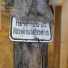 Baum frißt Schild 3