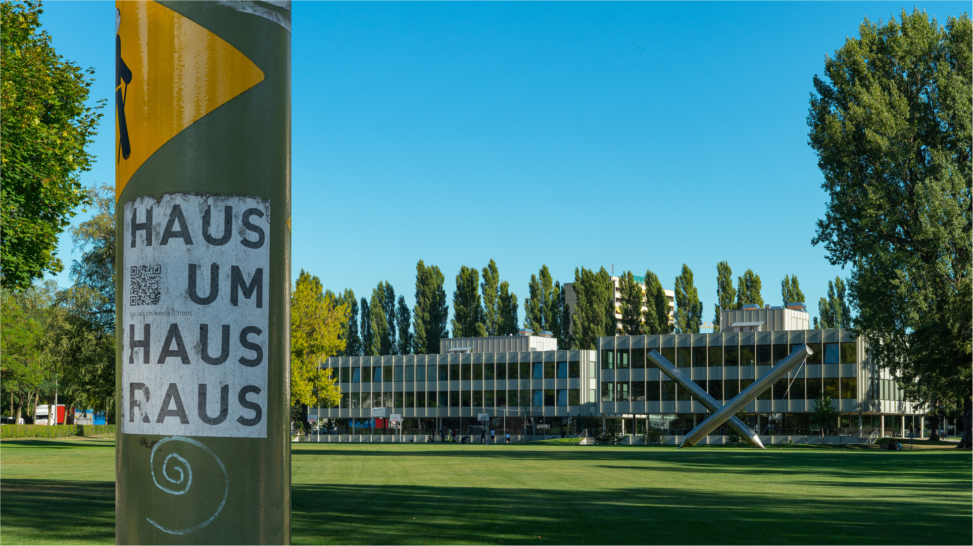 BAUM UM BAUM UM, HAUS UM HAUS RAUS