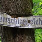 Baum verschlingt Schild