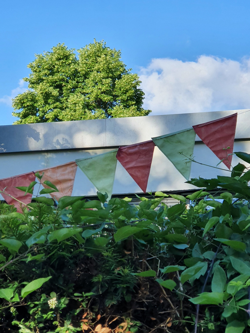 Baum Wolke Wimpel Hecke 