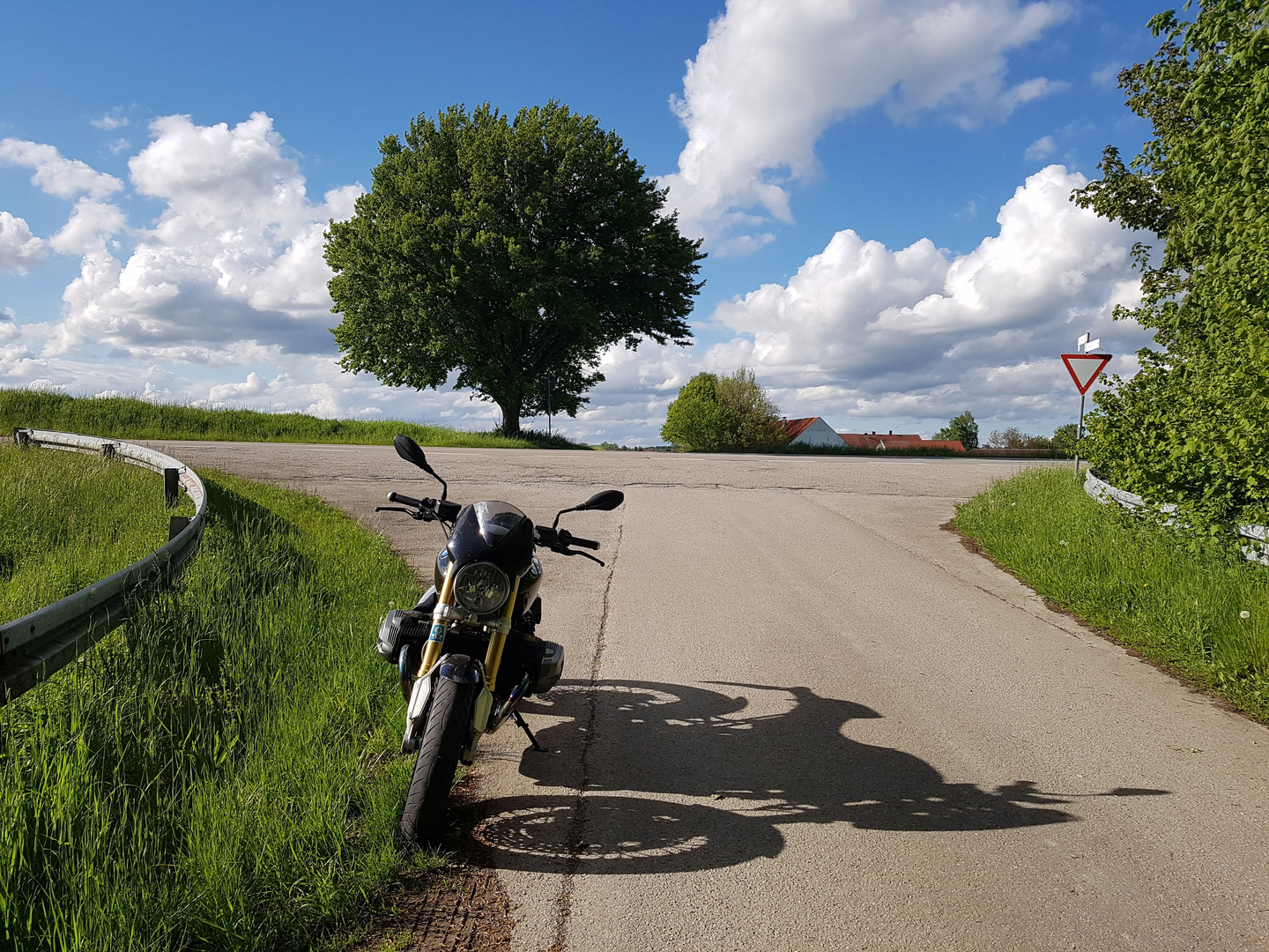 Baum, Wolken und Motorrad-Schatten