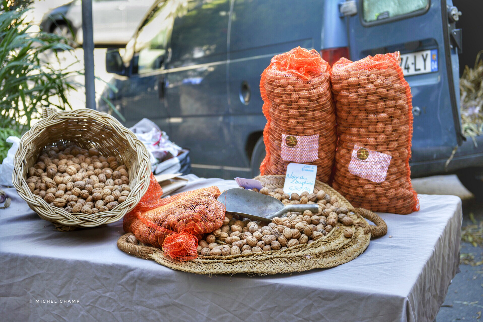 Baumnüsse auf dem Markt in Forcalquier