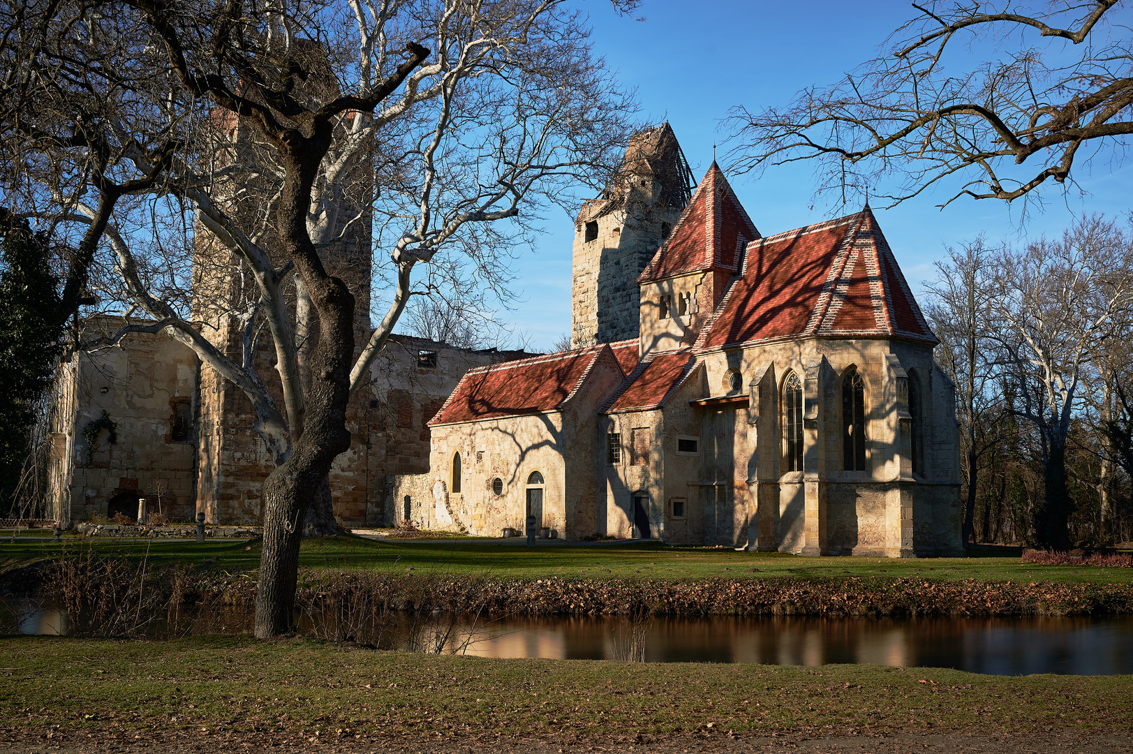 Baumschatten auf Kapelle