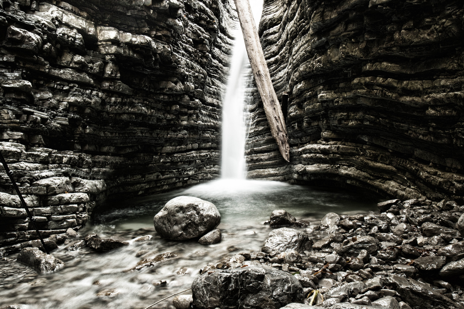 Baumstamm im Wasserfall